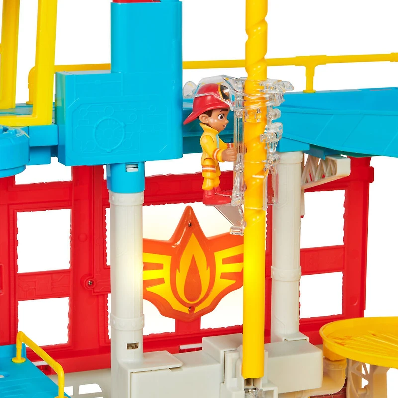 Disney Junior Firebuds, Coffret QG avec effets sonores et lumineux, camion de pompier, figurine articulée et lance-véhicule
