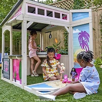 KidKraft Maisonnette d'extérieur Bord de mer en bois Barbie comprenant un ensemble de table et chaises fixable pour poupées