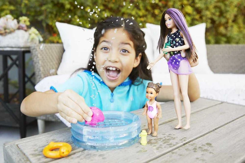 Poupées et coffret de jeu Skipper Babysitters Inc. Barbie avec poupée Skipper Gardienne d'enfants, poupée tout-petit avec maillot de bain à changement de couleur, piscine pour enfants, Baleine jouet aspergeuse et accessoires