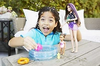 Poupées et coffret de jeu Skipper Babysitters Inc. Barbie avec poupée Skipper Gardienne d'enfants, poupée tout-petit avec maillot de bain à changement de couleur, piscine pour enfants, Baleine jouet aspergeuse et accessoires