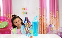 Barbie Pop Reveal Poupée de la série Fruit, thème punch avec 8 surprises dont 1 animal de compagnie et des accessoires, slime, parfum et changement de couleur