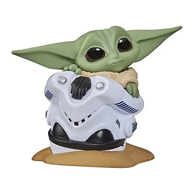 Star Wars The Child figurine de " bébé Yoda " caché dans un casque