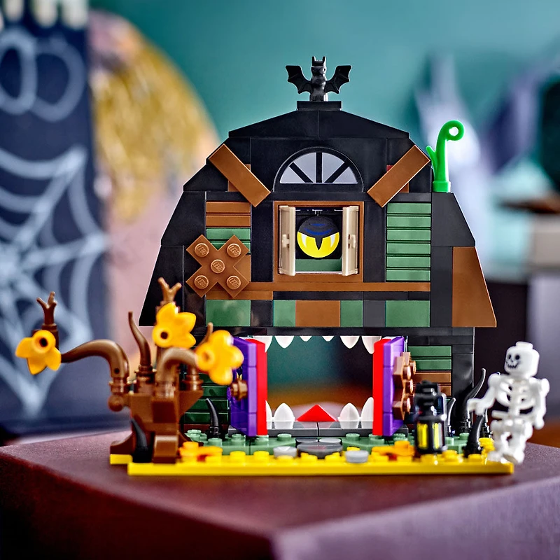 LEGO La grange d'Halloween Jouet de construction avec figurine de squelette 40721