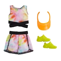​Coffret Tenue ​Barbie comprenant haut athlétique et short tie-dye, visière orange et espadrilles jaunes, vêtements pour poupées