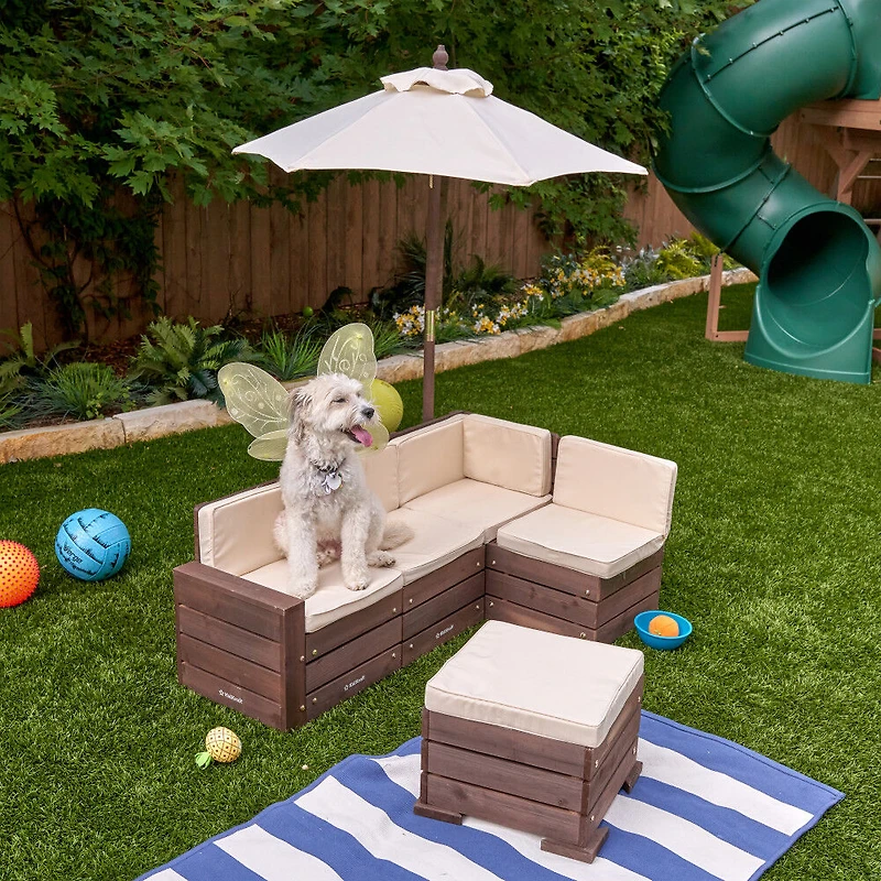 KidKraft - Ensemble modulaire extérieur en bois avec pouf, parasol et coussins, meubles de patio pour enfants, brun ours et beige