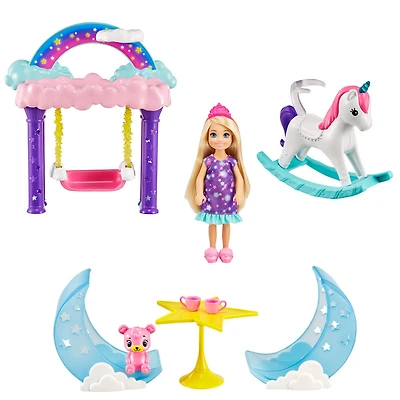 Coffret Chelsea Dreamtopia avec Poupée Chelsea Princesse en Tenue de Nuit, un Lit Superposé, une Balançoire, des Fauteuils à Bascule en forme de Lune et une Licorne à Bascule