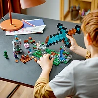 LEGO Minecraft L'avant-poste de l'épée 21244; Jeu de construction (427 pièces)