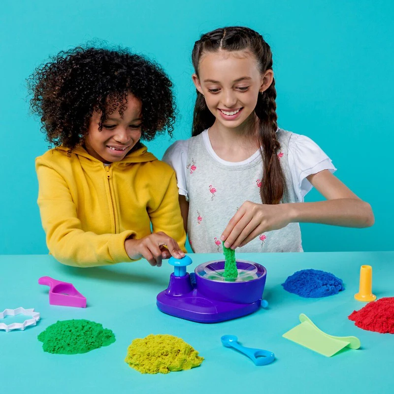 Kinetic Sand, Coffret Swirl N' Surprise avec 907 g de sable modelable rouge, bleu, vert et jaune et 4 outils