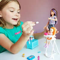 Coffret de jeu poupée Barbie ​Skipper avec chaise haute et bébé qui change de couleur