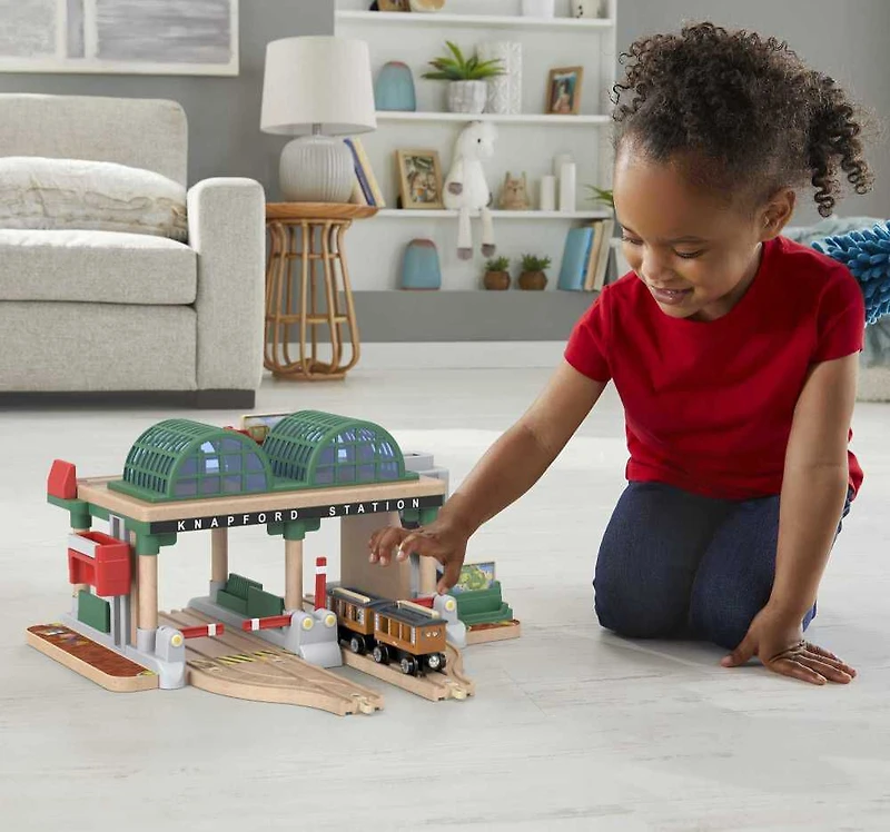 Thomas et ses amis - Piste en bois - Coffret de jeu - Ramassage de passagers à la Gare des Quatre Vents