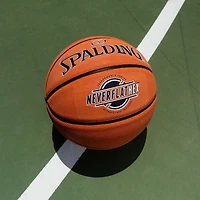 Ballon de basket Spalding Neverflat avec technologie Soft Grip