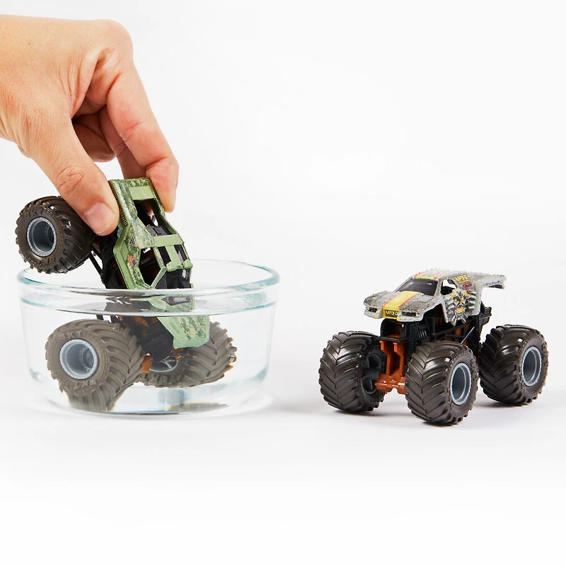 Monster Jam, Coffret de 2 monster trucks officiels en métal moulé Soldier Fortune vs. Max D qui changent de couleur, échelle 1:64