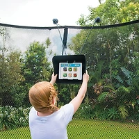 Trampoline Springfree, moyen, 3 m, forme ronde avec enceinte de sécurité.