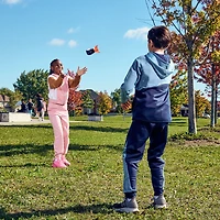 Ballon Aerobie Super Sonic Fin Catch, ballon de football américain aérodynamique et souple Russell Wilson, bleu/orange
