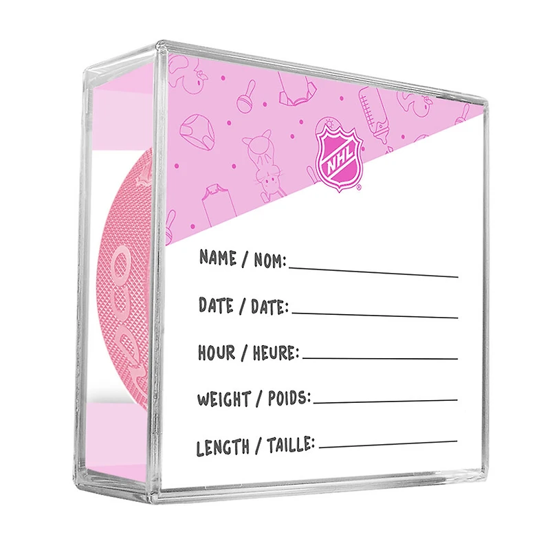 Logo du nouveau fan des Flames de Calgary de la LNH sur une rondelle rose dans un cube