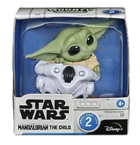 Star Wars The Child figurine de " bébé Yoda " caché dans un casque