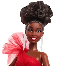 Barbie Poupée Barbie Joyeux Noël 2024 Poupée de collection aux cheveux noirs avec robe à carreaux dans un emballage à exposer