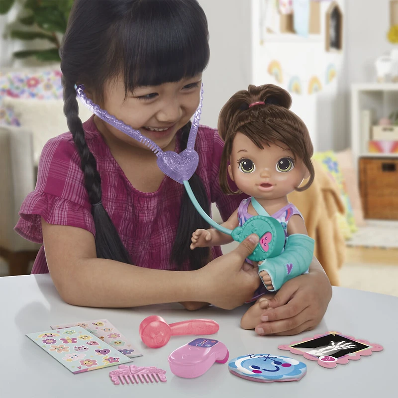 Baby Alive, Bella va mieux, coffret de poupée (cheveux bruns) pour jouer au docteur