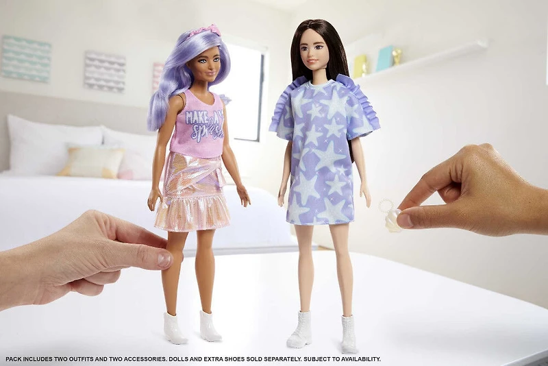 ​Coffret Tenues Barbie avec 2 tenues pour la poupée Barbie, comprend robe à imprimé étoiles, jupe irisée rose, débardeur à graphique et 2 accessoires, cadeau pour les enfants de 3 à 8 ans