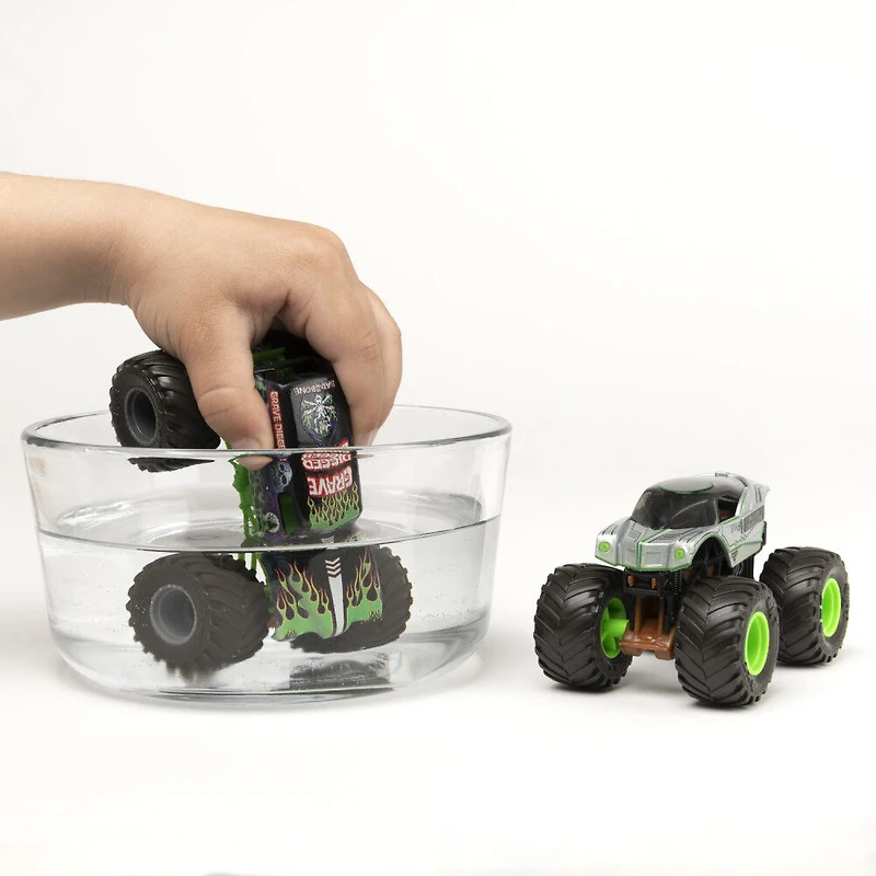 Monster Jam, Coffret de 2 monster trucks officiels en métal moulé Grave Digger vs. Alien Invasion qui changent de couleur, échelle 1:64
