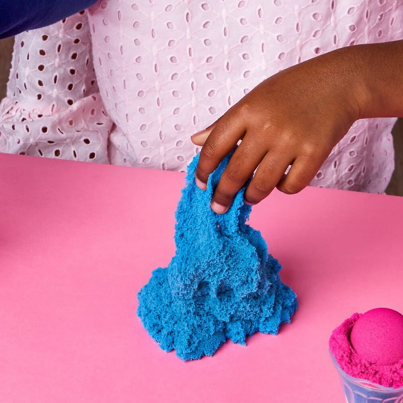 Kinetic Sand Scents, Coffret Stand de crème glacée, 680 g de sable à modeler (rose, blanc et bleu parfumé), boîte de rangement réutilisable, 6 outils et moules, jouets sensoriels pour enfants à partir de 3 ans