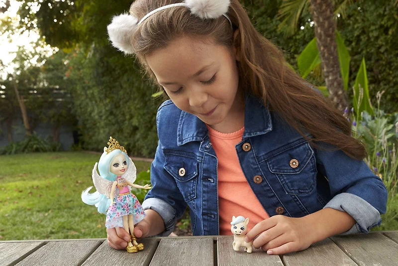 Poupée Enchantimals Paolina Pégase et figurine animale Wingley de la collection Royals - Notre exclusivité