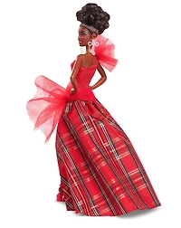 Barbie Poupée Barbie Joyeux Noël 2024 Poupée de collection aux cheveux noirs avec robe à carreaux dans un emballage à exposer