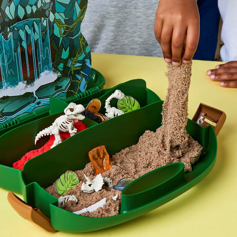 Kinetic Sand, Coffret Chercheur de dinosaures, 680 g de sable modelable (couleur plage marron, rouge et noir), boîte de rangement réutilisable, fossiles, 4 outils et moules, jouets sensoriels pour enfants à partir de 3 ans