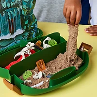 Kinetic Sand, Coffret Chercheur de dinosaures, 680 g de sable modelable (couleur plage marron, rouge et noir), boîte de rangement réutilisable, fossiles, 4 outils et moules, jouets sensoriels pour enfants à partir de 3 ans