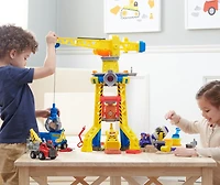 Rubble and Crew, coffret Bark Yard Crane Tower avec figurine articulée Ruben, bulldozer et sable Kinetic Build-It Play Sand