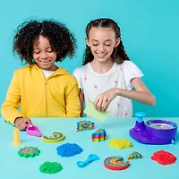 Kinetic Sand, Coffret Swirl N' Surprise avec 907 g de sable modelable rouge, bleu, vert et jaune et 4 outils