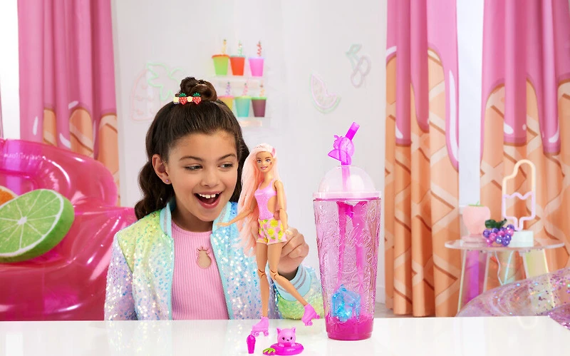 Barbie Pop Reveal Poupée série Fruit, thème limonade à la fraise avec 8 surprises dont 1 animal de compagnie et des accessoires, slime, parfum et changement de couleur