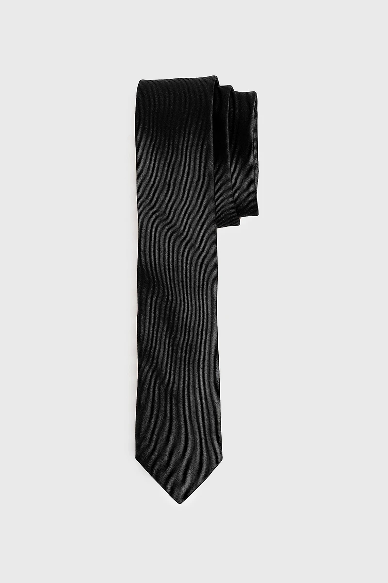 Subtle patterned tie