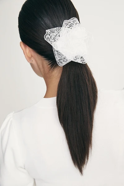 Accessoire en dentelle forme de fleur