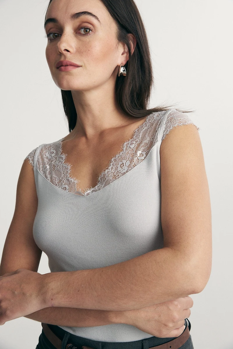 Haut côtelé avec dentelle
