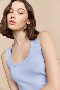 Haut côtelé sans manche avec col rond dégagé