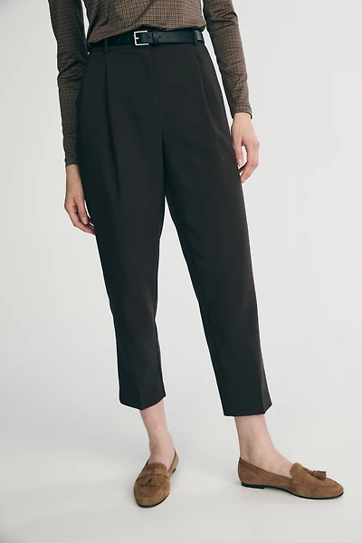 Cropped pant with pleats and belt