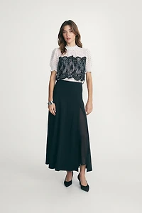 Flowy skirt with side slit