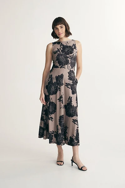 Robe longue fleurie sans manches