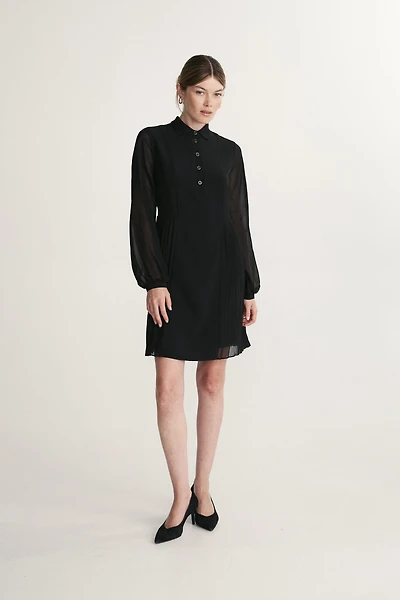 Straight dress with pleats