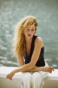 Sleeveless vest with ribbon