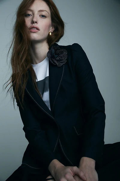 Fitted blazer with removable flower brooch
