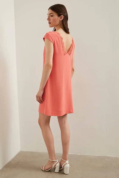 Robe droite avec détail de dentelle