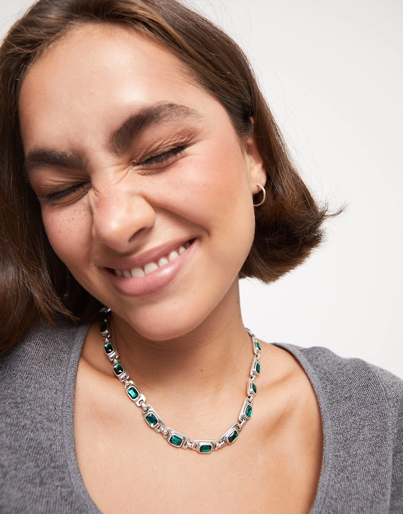 Short necklace with green crystals
