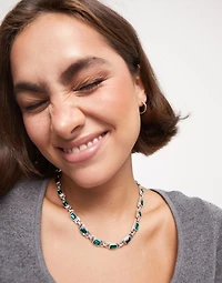 Short necklace with green crystals