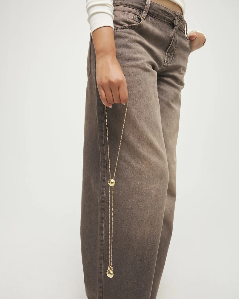 Long necklace with an adjustable chain and two weights