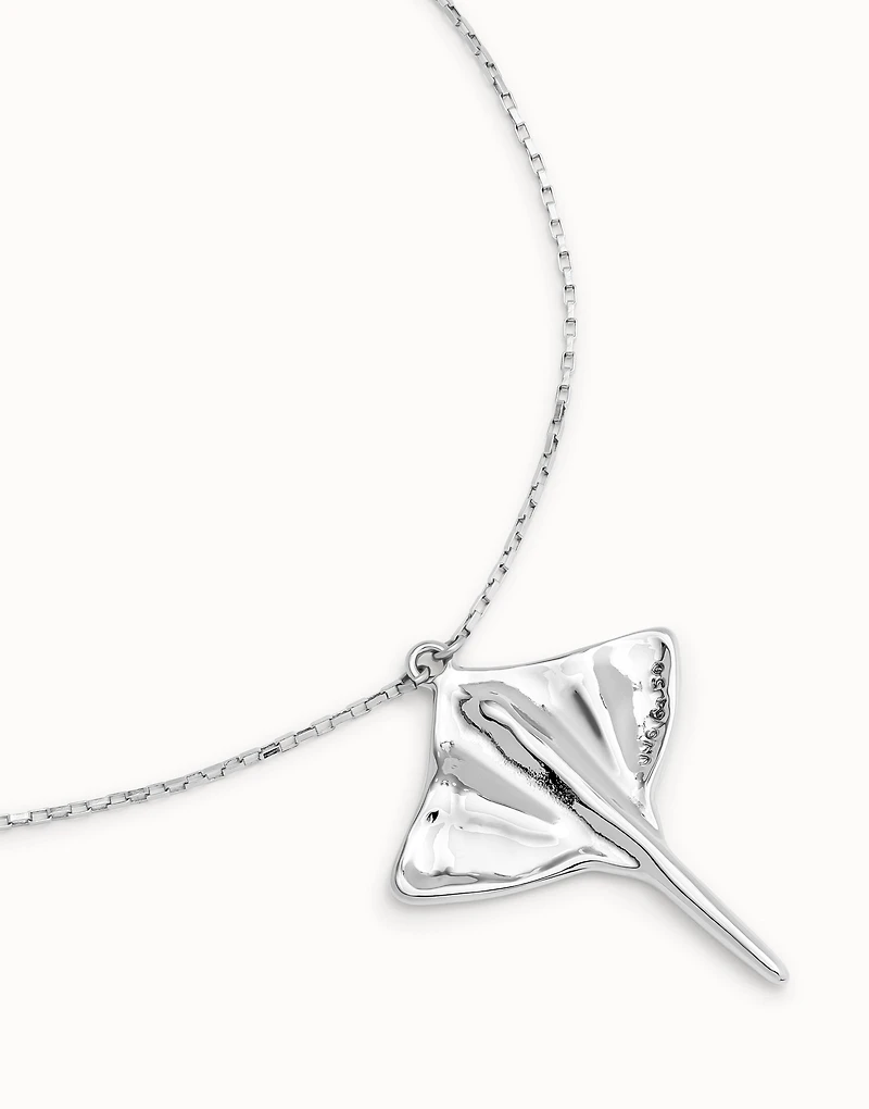 Short chain pendant necklace with manta ray