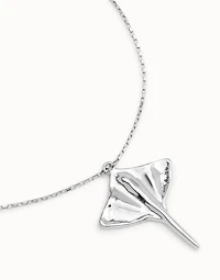 Short chain pendant necklace with manta ray