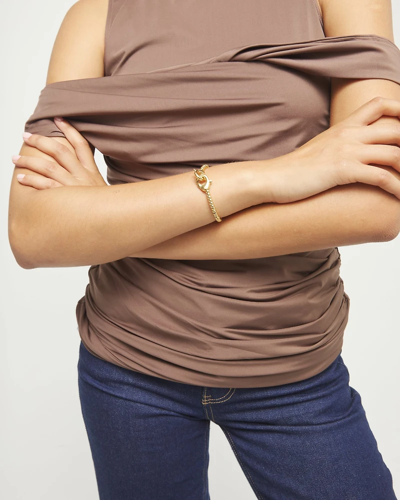 Beaded bracelet with interlocking carabiner