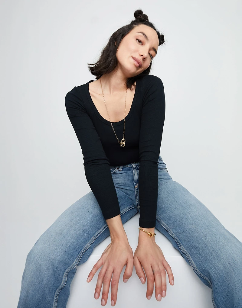 Long necklace with interlocking carabiner